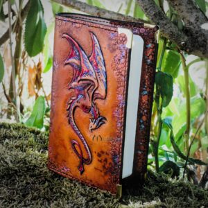 carnet cuir miinda dessin manuscrit grimoire dragon wyvern drake