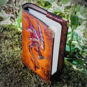 carnet cuir miinda dessin manuscrit grimoire dragon wyvern drake