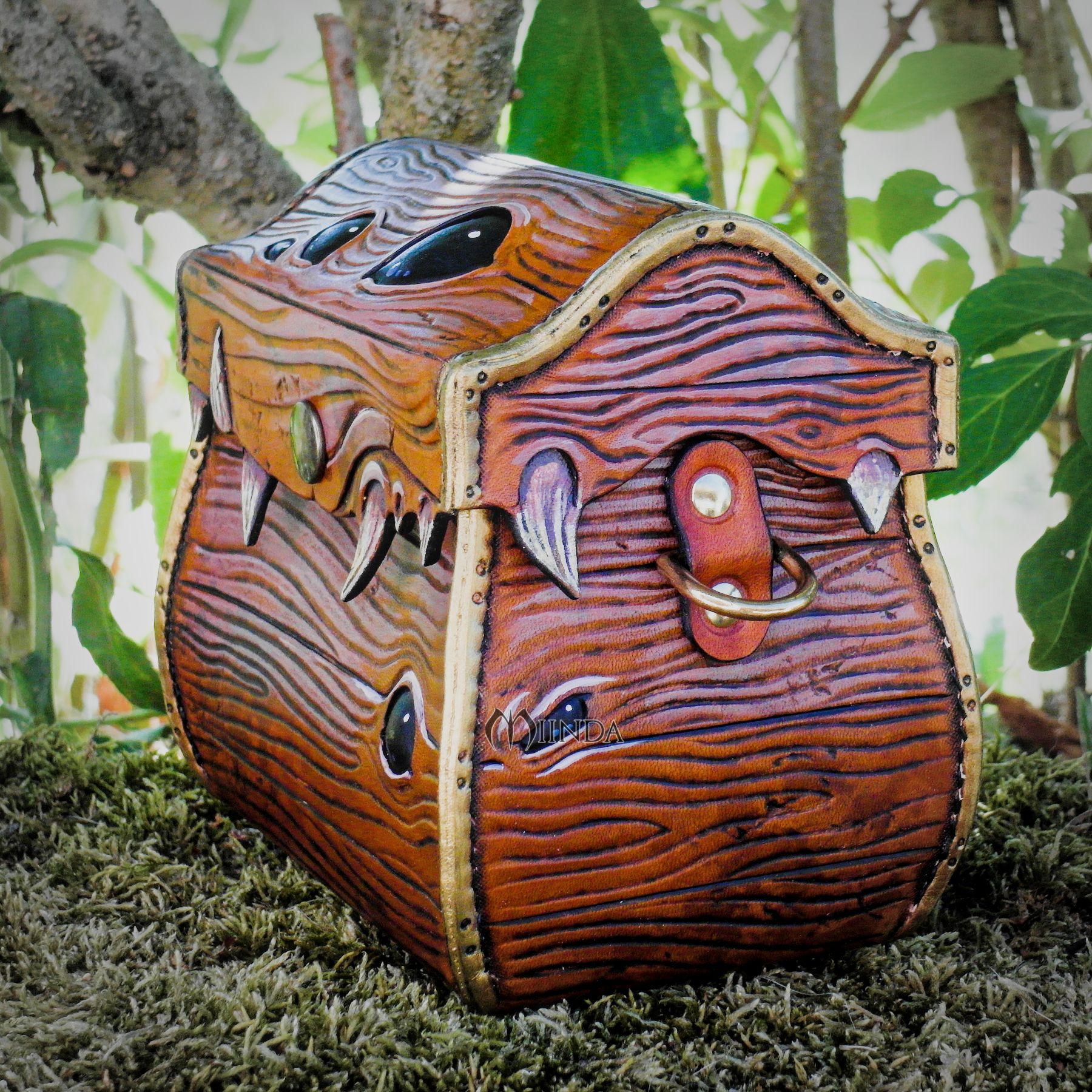 boite coffre coffret mimic cuir monstre miinda jdr jeu rôle dés